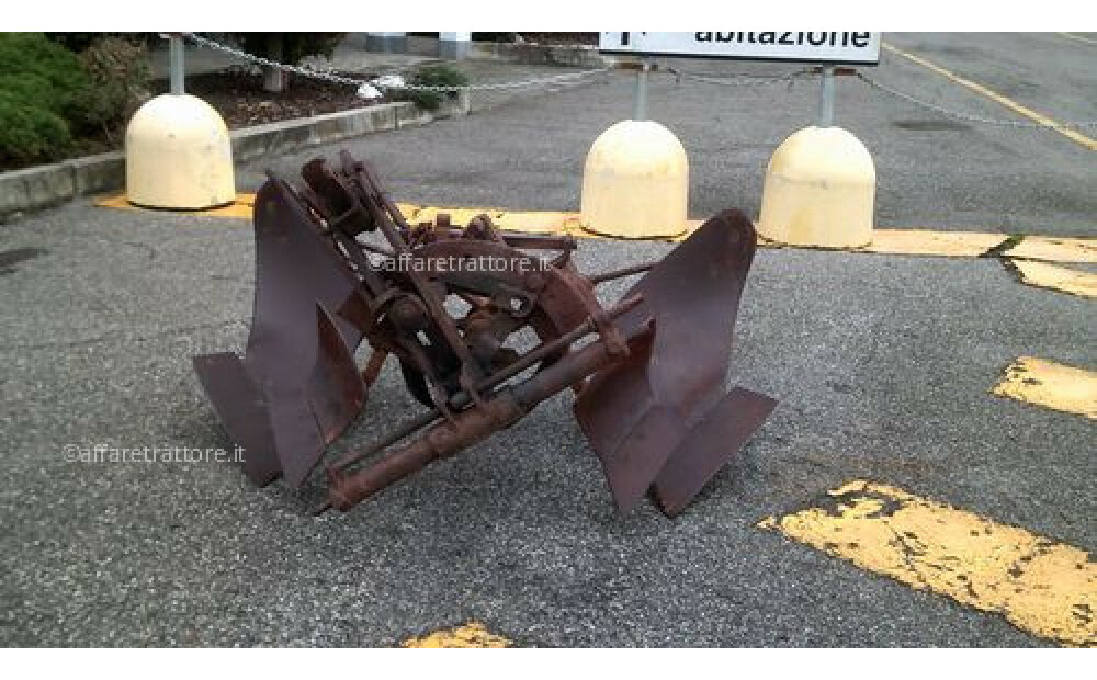 USED SINGLE FURROW PLOUGHS ASSORTMENT OF VARIOUS BRANDS HYDRAULIC AND MECHANICAL - 9