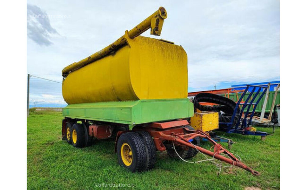 3 axle grain tanker - unloading auger Used - 1