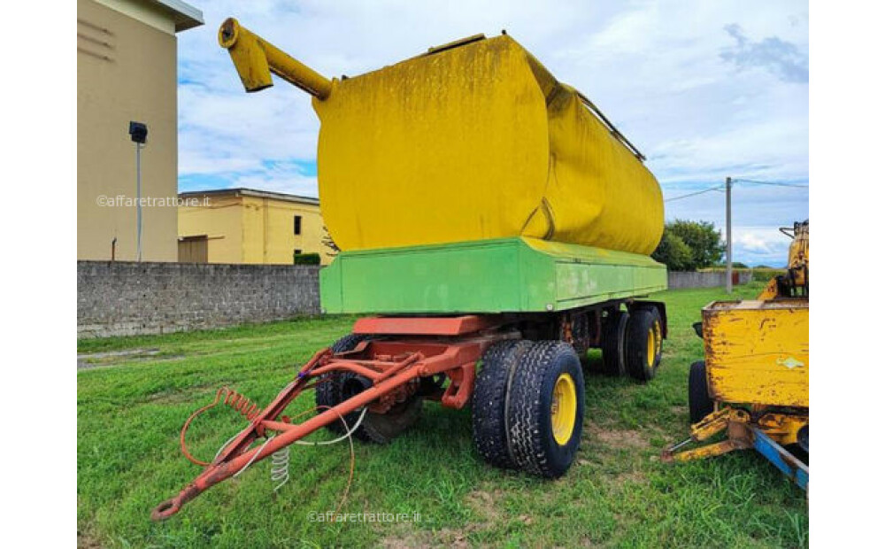 3 axle grain tanker - unloading auger Used - 3