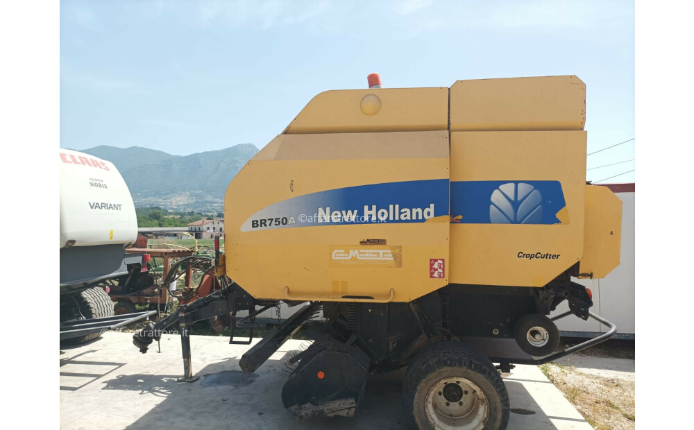 New Holland BR 750 A crop cutter Used - 1