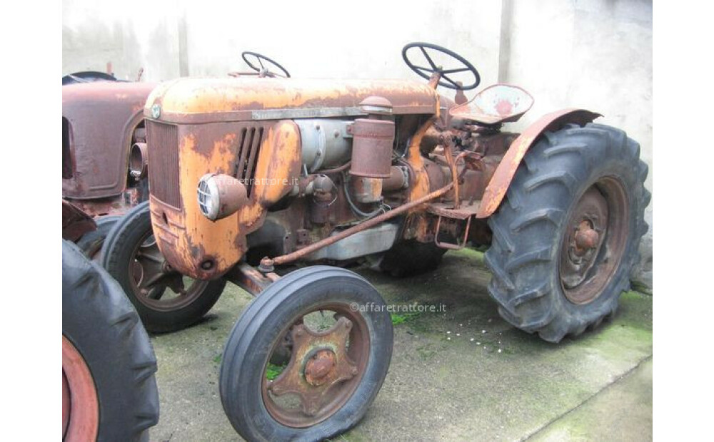 VINTAGE AGRICULTURAL TRACTORS - ASSORTMENT - 16