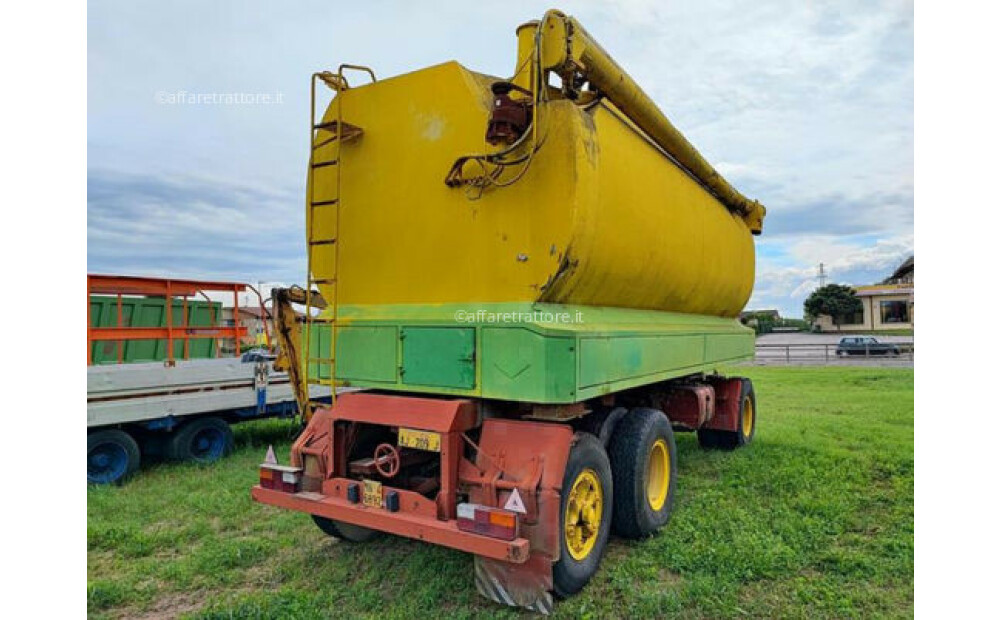 3 axle grain tanker - unloading auger Used - 4