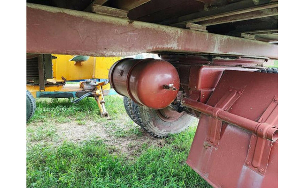 3 axle grain tanker - unloading auger Used - 7