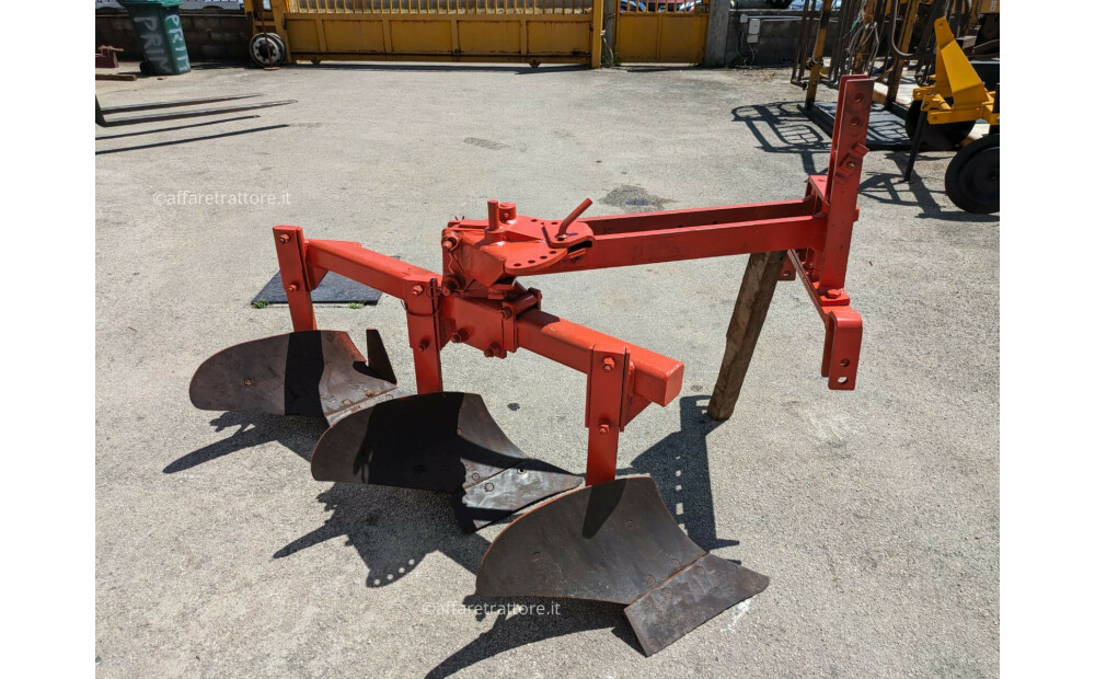 Biagioli three-share plough Used - 1