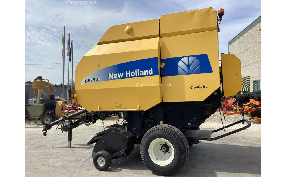 New Holland BR750 Used - 4