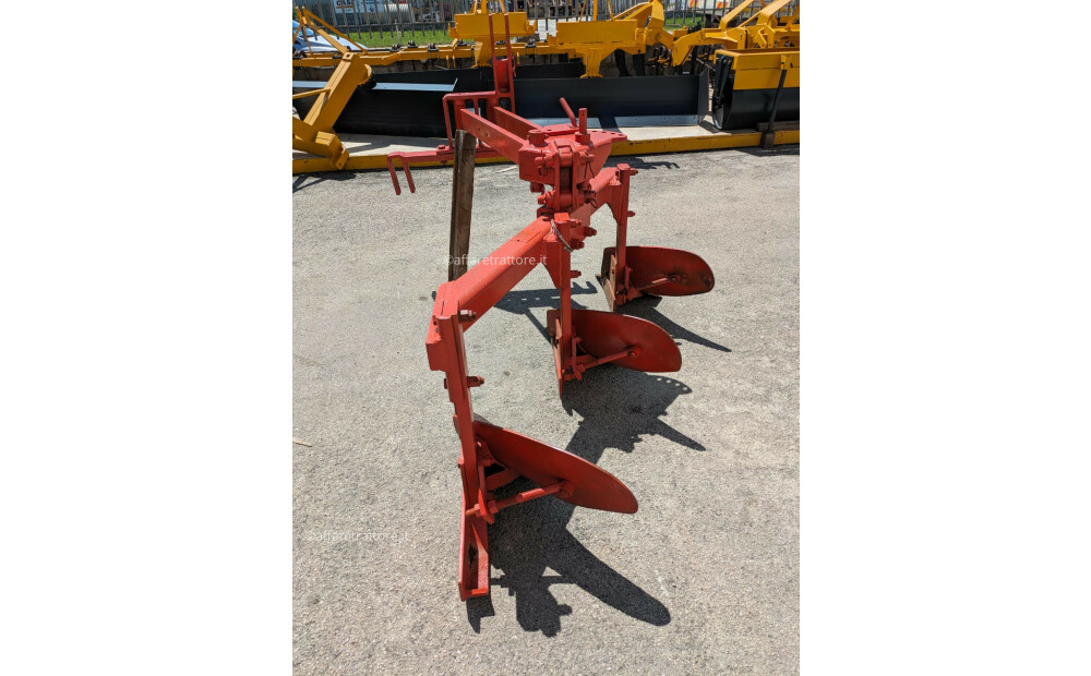 Biagioli three-share plough Used - 3